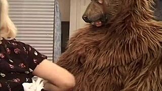 Velký zlý vlk vtrhne a pořádně ošuká italskou služku!