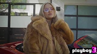 Glamorous milf Alexis Texas strips naked in a sporty car