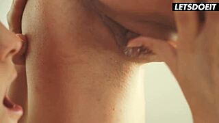 हंगेरियन पॉर्नस्टार सिसिलिया और हेनैसी जोर से चुंबन करती हैं और एक दूसरे की बड़ी चुचियों और चूतों को चाटती हैं एरोटिक सीन में