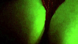 Esposa folla toro mientras cornudo marido curra