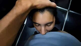 Riskabel oralsex i hissen