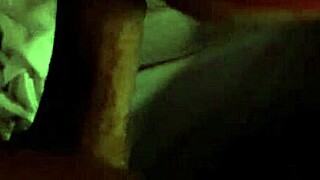 Esposa folla toro mientras cornudo marido curra