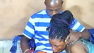 Srdce mi buší, když ebony černoška sdílí svou krémovou píču s přítelem