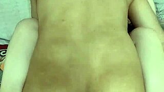 MI COMPAÑERO DE CUARTO APROVECHA QUE ESTOY SOLA EN CASA, DÁNDOME BLOWJOB Y CREAMPIE EN MI TIGHT PUSSY