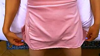 el estudiante invita a la madrastra a su habitación y no paran en caricias