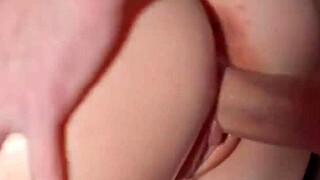 Semen continuo entre los labios de la petite 18+