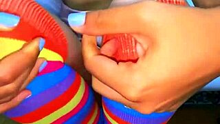 el estudiante invita a la madrastra a su habitación y no paran en caricias