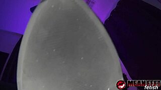 Сиськастая доминатрикс Кассандра Кейн хочет, чтобы ты сосал ее пальцы ног