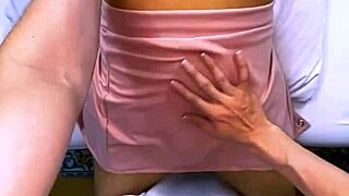 el estudiante invita a la madrastra a su habitación y no paran en caricias