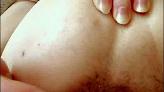 말하는 러시아 젊은 18+ 학생이 스타킹 차림으로 보지와 애널 만지작, 검은 스타킹 벨트