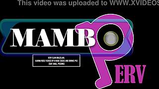 Veoma mršava Brazilka Karina Rose jebana od 4 ogromna kurca i pije pišaćku