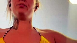 Treinando so de biquini fio dental na academia frente a praia, ficando molhada de tesao