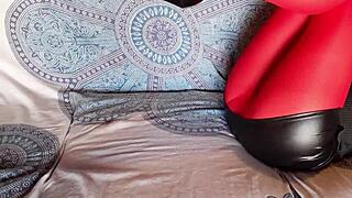 Milf en Pantimedias Rojas y Tacones 😍