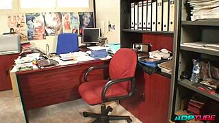 Mami madura se la follan por el culo en la entrevista de trabajo