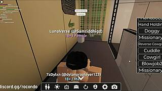 Suptilna sesija nagoveštava doggy zabavu sa savijenom lepoticom