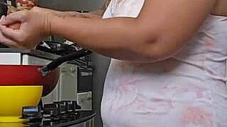 grávida se exibindo com seu corpo maduro e bunda grande