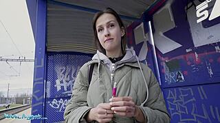 وكيل عام يلتقط مدخنة في محطة قطار تكشف بزازها تدفع الغرامة