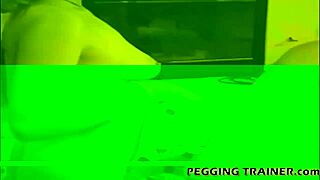 Vycvičím ti zadok týmto veľkým tvrdým straponem