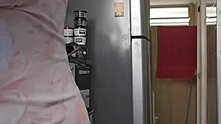 grávida se exibindo com seu corpo maduro e bunda grande