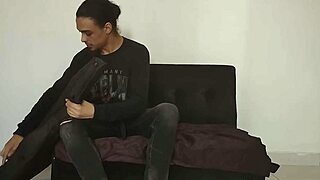 ¡Hermanastro enseña guitarra a su hermanastra caliente! ¡Terminan follando duro en porno español!