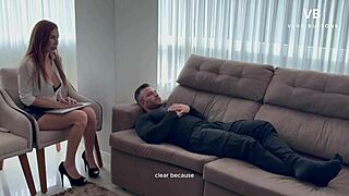 Psicologa de culo grande atiende paciente con sindrome de cornudo