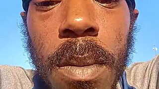 きれいなブロネット、茶色の目で部屋にいる