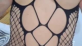 LA CONEJA CALIENTE FOLLA SU ENORME CULO DE PERRITO CON SU DILDO HASTA HACERLO REVETAR!