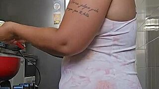 grávida se exibindo com seu corpo maduro e bunda grande