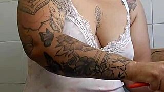 grávida se exibindo com seu corpo maduro e bunda grande