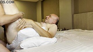 Meksička latina trans devojka jebe debelog tipa bez kondoma i svršava na dupe