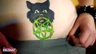 Татуированная Марси трахается дилдо в белье