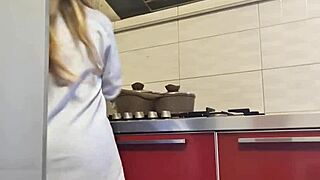 Gostosa Limpa O Fogão E Fica Hot