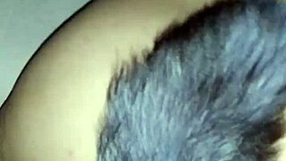 Ung hora böjd över för hård anal rövknullning