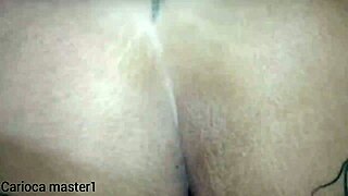 Curioso amateur explora tetas naturales grandes y polla monstruosa en encuentro gay