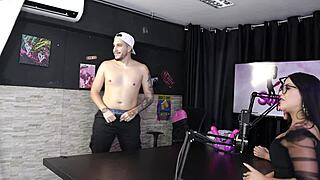 Gostosa safada strips naked showing her delicious pussy after jerk off game?