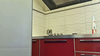 Gostosa Limpa O Fogão E Fica Hot