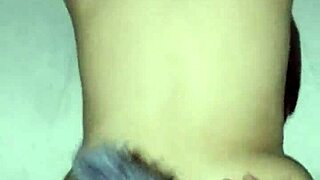 Mlada kurva se saginje za hardkor analno jebanje u dupe