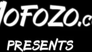 Katson tätä tanssijaa pienillä 18+ tisseillä antamassa sotkuisen suihinoton sperman suuhun, voihkii mammana