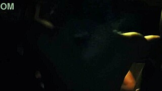 gostosa entra na piroca no carro na rua