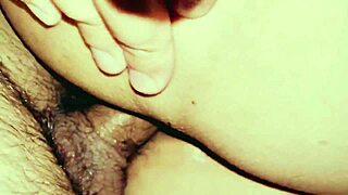 Împărțind patul cu mătușa și ejaculând în pizda ei strânsă