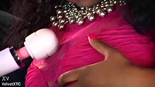 Una hermosa chica 18+ descubre vibraciones mágicas en su introducción