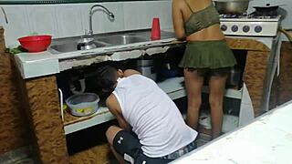 Seksikäs putkimies korjaa mun pillun