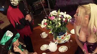 Hardkorowa orgia gangbang z chudymi mokrymi cipkami i podartymi ciuchami!