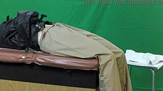 의사가 스칼렛 존슨의 좁은 보지를 깊게 검사해