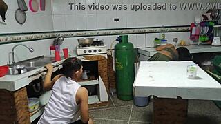 Seksikäs putkimies korjaa mun pillun