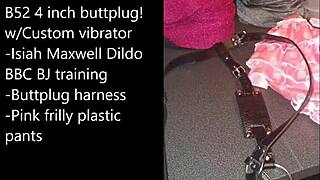 Sissy se připravuje na samo bondage s hračkami