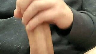 Masturbando gran polla cargada de semen al aire libre