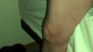 Дразню большими сиськами в ночном клубе, потом обсасываю сперму