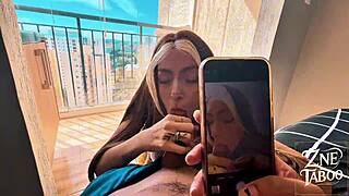 顔にチンポ当てて写真撮って、ジャニスが初めてのプレゼン