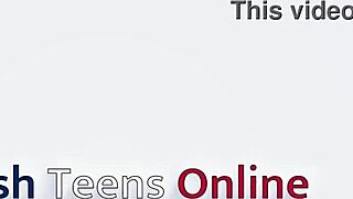 Britannialainen 18-vuotias imee rimmaa saa kovan nussun ja kreampien